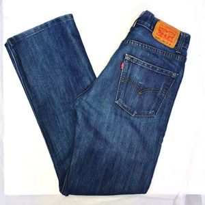 Loose high waisted Levi’s jeans, skater fashion. Women’s small